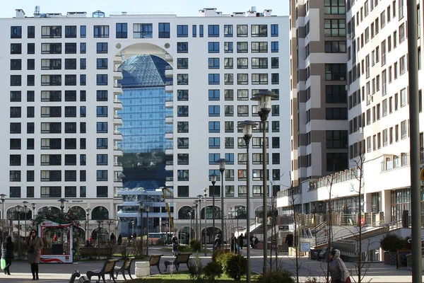 Sokaktan Minsk Ulusal Kütüphanesi 'nin manzarası. Beyaz Rusya 'nın simgesi. Mart 2020 Belarus.