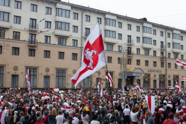 Bir kalabalık barışçıl bir toplantı için toplandı. 23 Ağustos 2020 Belarus.