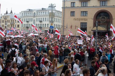 Gayrimeşru başkanı protesto etmek için büyük bir kalabalık meydanda toplandı. İnsanlar bayrak ve posterler taşıyor. 23 Ağustos 2020, Belarus, Minsk.