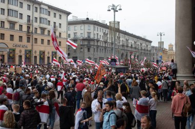 Bir kalabalık barışçıl bir toplantı için toplandı. 23 Ağustos 2020 Belarus.
