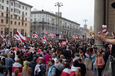 Bir kalabalık barışçıl bir toplantı için toplandı. 23 Ağustos 2020 Belarus.