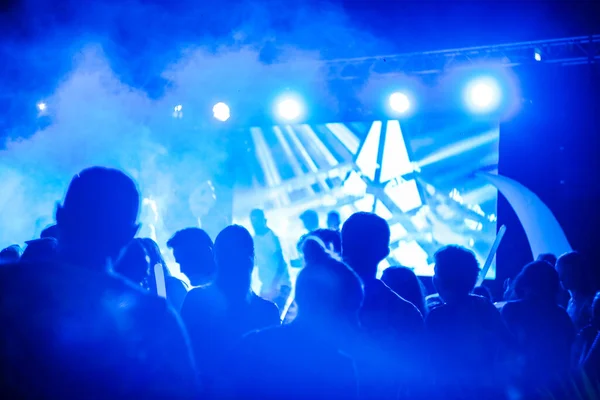 Blurred concert on rest near the calving. Entertainment at the resort. A lot of people standing back. — Stock Photo, Image