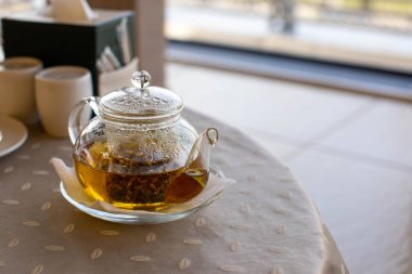 Masada yeşil doğal şifalı çaydanlık var..