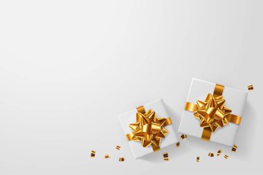 Beyaz arka planda beyaz kutular Mutlu yıllar, hediyeler