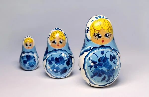Üç geleneksel Rus ahşap bebek