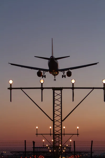 Airplane landing at night — Stock Photo, Image