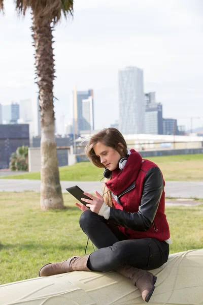 Girl in the park with her tablet — Stock Photo, Image