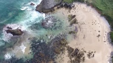 Cantabria kıyısında küçük plajlar havadan görünümü