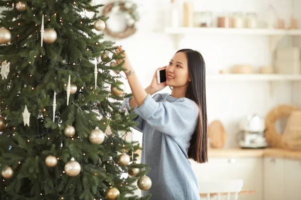 Mulher falando ao telefone — Fotografia de Stock