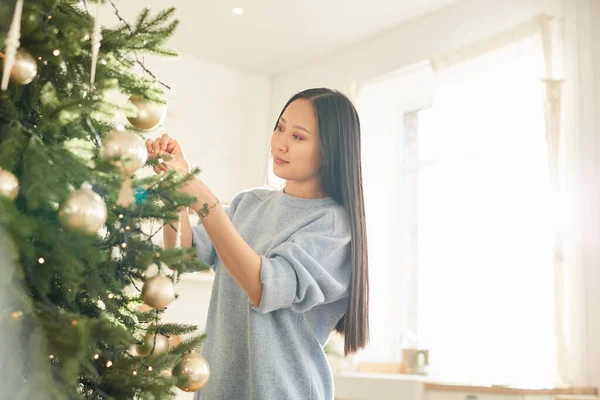 Mulher árvore de decoração para o Natal — Fotografia de Stock