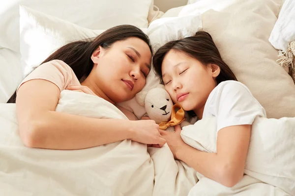 침대에서 자는 가족 — 스톡 사진
