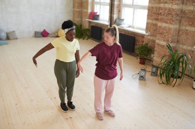 İnsanlar dansı öğreniyor.