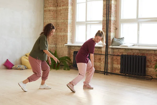 Женщины танцуют в танцевальной студии — стоковое фото