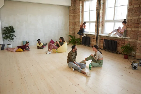 Dancers relaxing after training — Stock Photo, Image