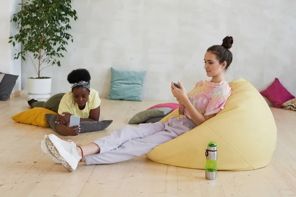 Adolescentes usando teléfonos móviles — Foto de Stock