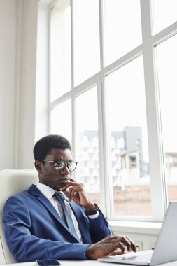 Dizüstü bilgisayar kullanan Afrikalı işadamı