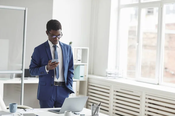 Homme d'affaires africain utilisant le téléphone mobile — Photo