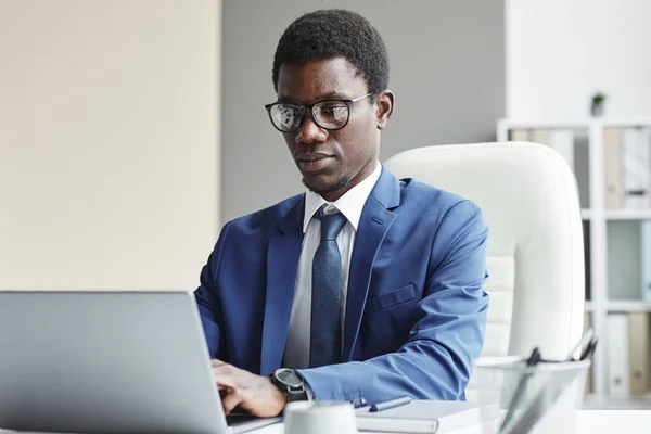 Homem de negócios trabalhando no laptop — Fotografia de Stock