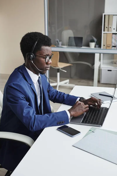 Utilisation d'un ordinateur portable dans le centre d'appels — Photo