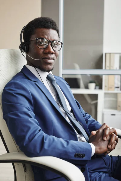 Homme d'affaires africain dans les écouteurs — Photo