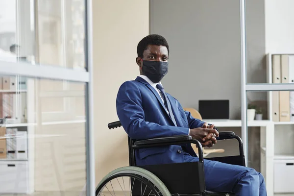 Інвалідний бізнесмен у масці — стокове фото