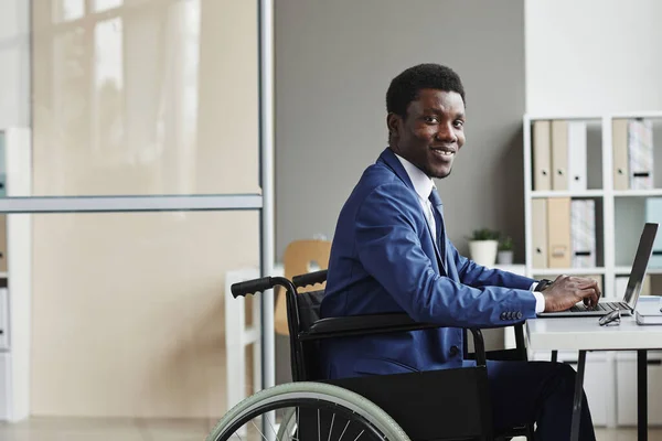 Homme d'affaires handicapé travaillant au bureau — Photo