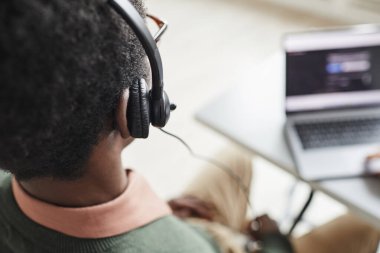 İnternette konuşan adam