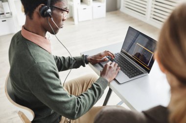 Müşteri hizmetlerinde çalışan adam.