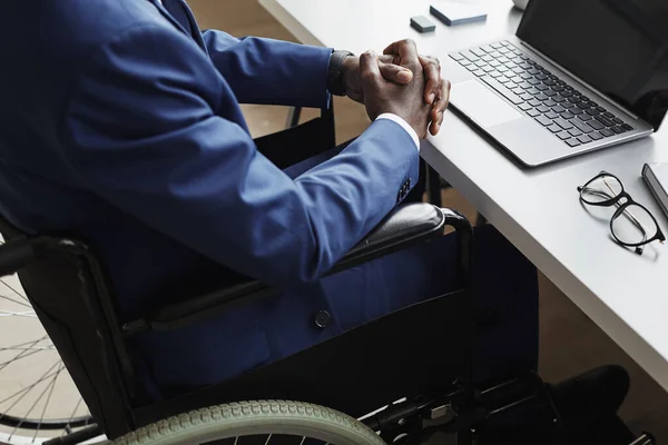 Бизнесмен-инвалид в офисе — стоковое фото