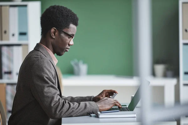 Businessman paying online — Stock Photo, Image