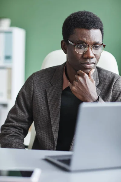 Homme d'affaires africain utilisant l'ordinateur — Photo