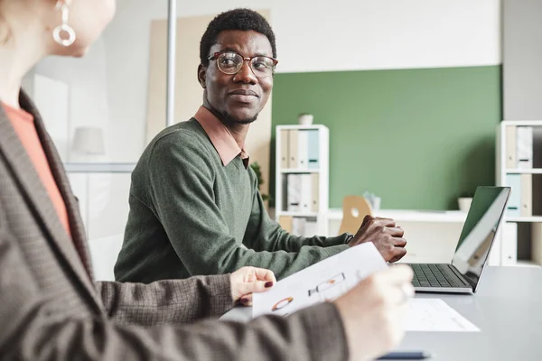 Uomini d'affari che lavorano in squadra — Foto Stock