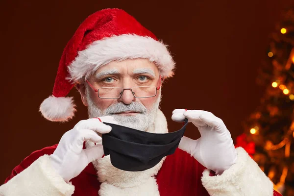 Papai Noel se protegendo em pandemia — Fotografia de Stock