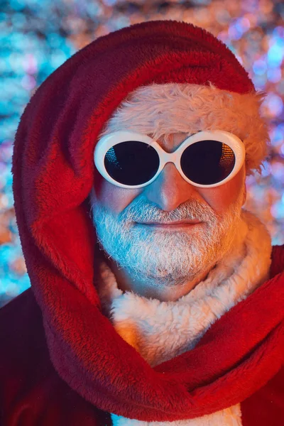 Papai Noel em óculos de sol e chapéu — Fotografia de Stock