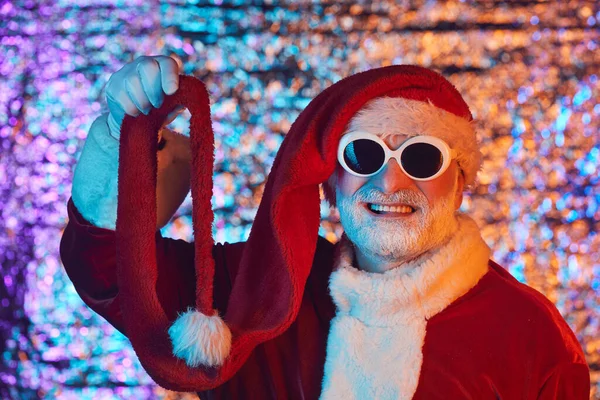 Papai Noel com chapéu engraçado — Fotografia de Stock