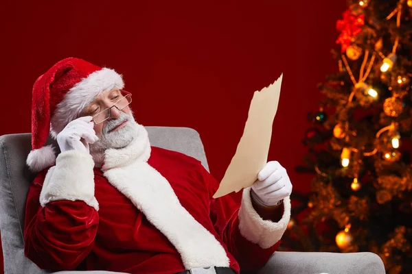 Santa čte dopis — Stock fotografie