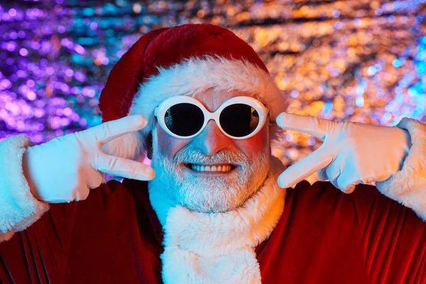 Feliz Papai Noel em óculos de sol — Fotografia de Stock