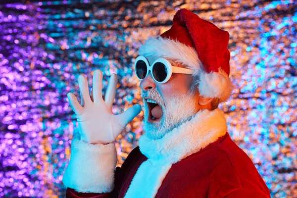 Eccitato Babbo Natale in occhiali da sole — Foto Stock