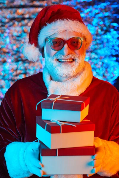 선물 상자가 있는 산타클로스 — 스톡 사진