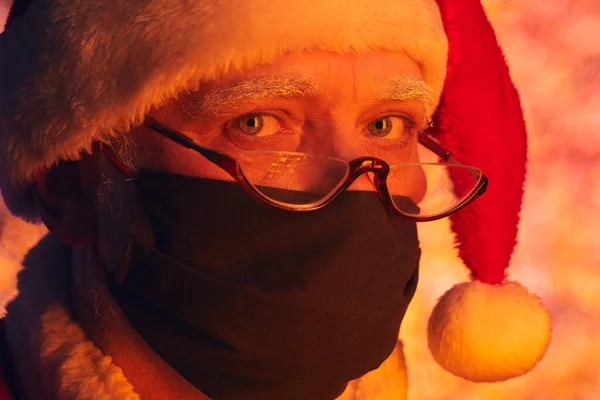 Babbo Natale utilizzando maschera protettiva — Foto Stock