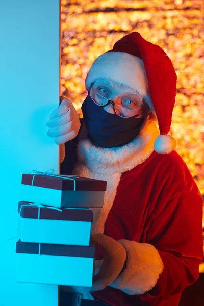 Santa s dárkovými krabicemi — Stock fotografie