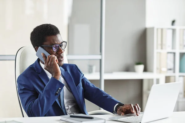 Homme Affaires Africain Lunettes Faisant Travail Sur Ordinateur Portable Tout — Photo