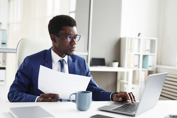 Jovem Empresário Africano Sentado Mesa Frente Laptop Digitando Documentos Fazendo — Fotografia de Stock