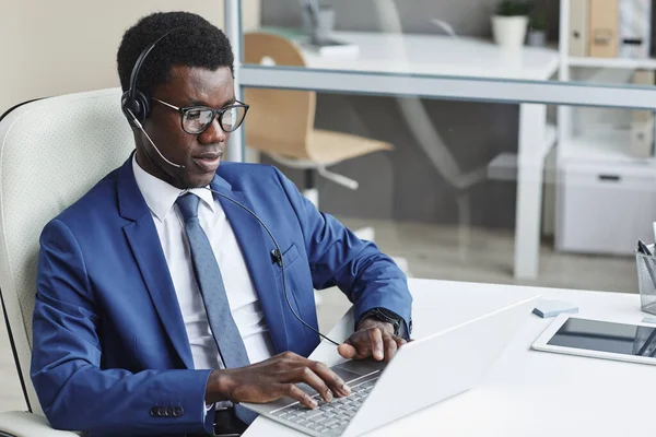 Empresário Africano Fones Ouvido Digitando Teclado Computador Local Trabalho Escritório — Fotografia de Stock