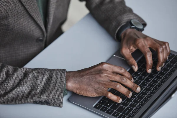 Närbild Afrikanska Kontorsarbetare Skriva Tangentbordet Bärbar Dator Vid Bordet — Stockfoto