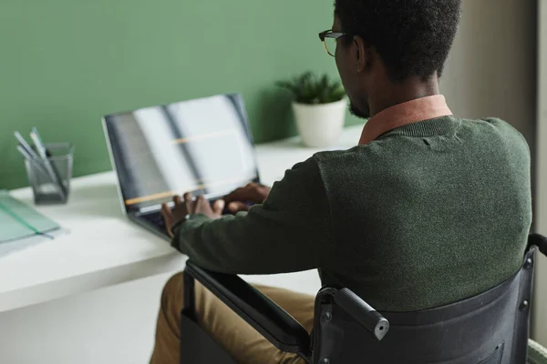 Передній Вигляд Африканця Який Сидить Інвалідному Візку Ноутбуці Столом Офісі — стокове фото
