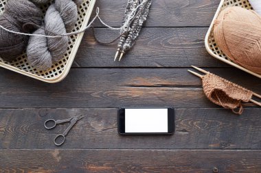 İnternetten örgü örmeyi öğreniyorum.