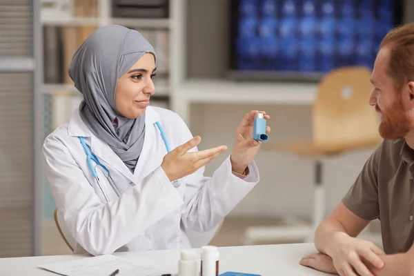 Médico recomendando medicamentos para el asma — Foto de Stock