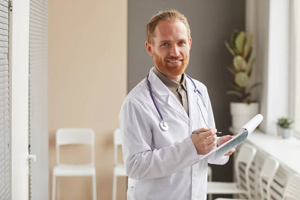 Männlicher Arzt im Krankenhaus — Stockfoto