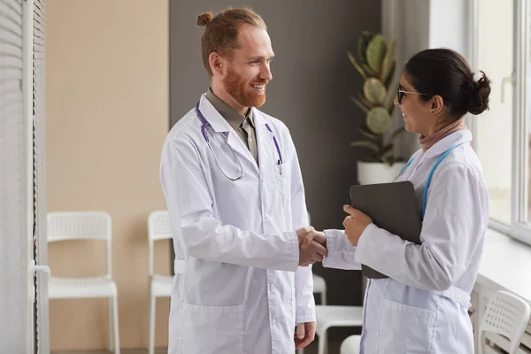 Twee dokters schudden handen — Stockfoto